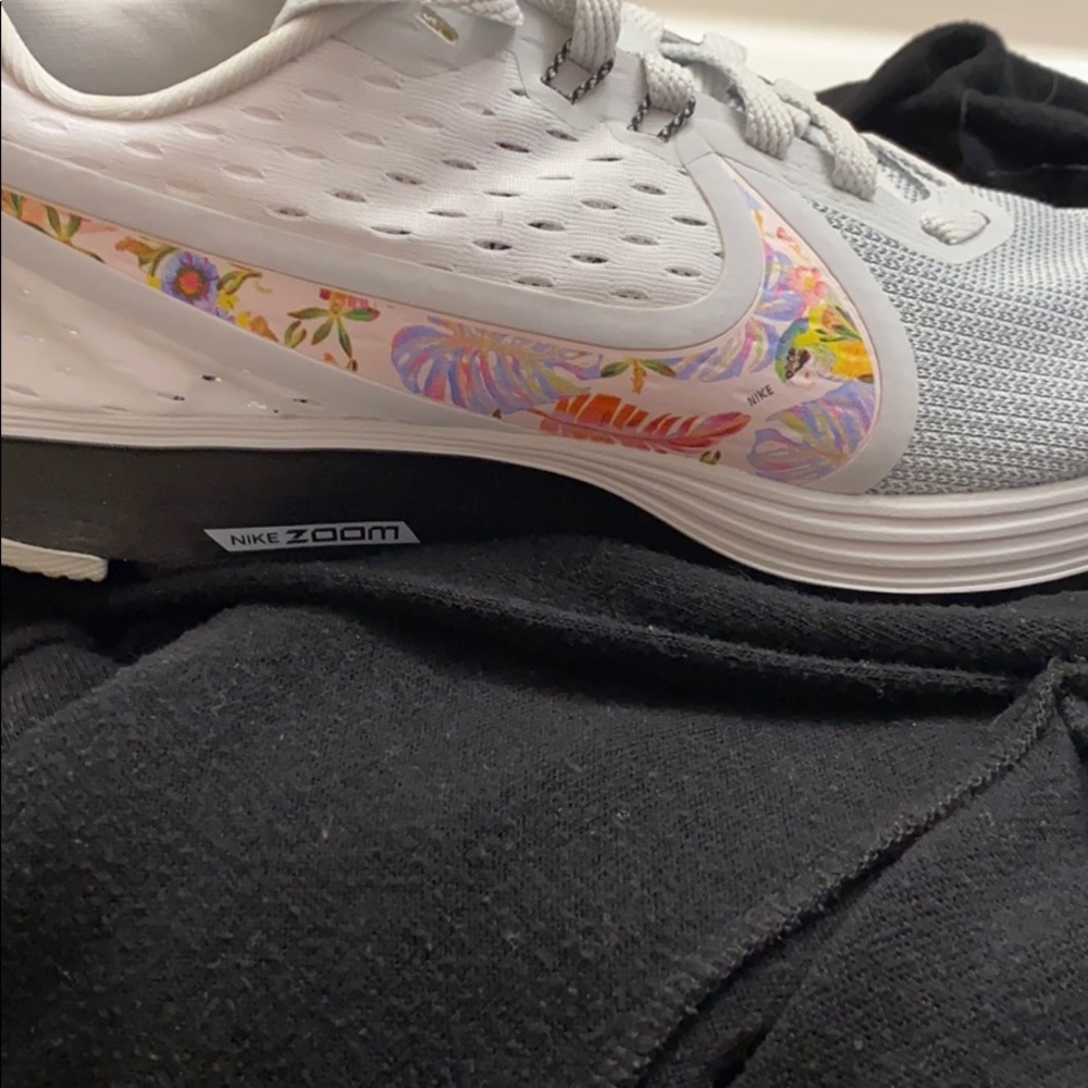 Nike zoom tennis shoe